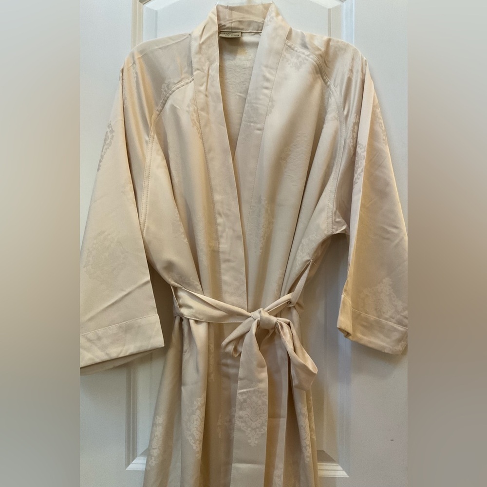 JW Spa Collection (Marriott Hotel) Robe - Picture 4 of 8
